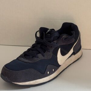 Nike Venture Runner Midnight Navy Men’s 8 Women’s 9.5 Retro Sneakers CK2944-400